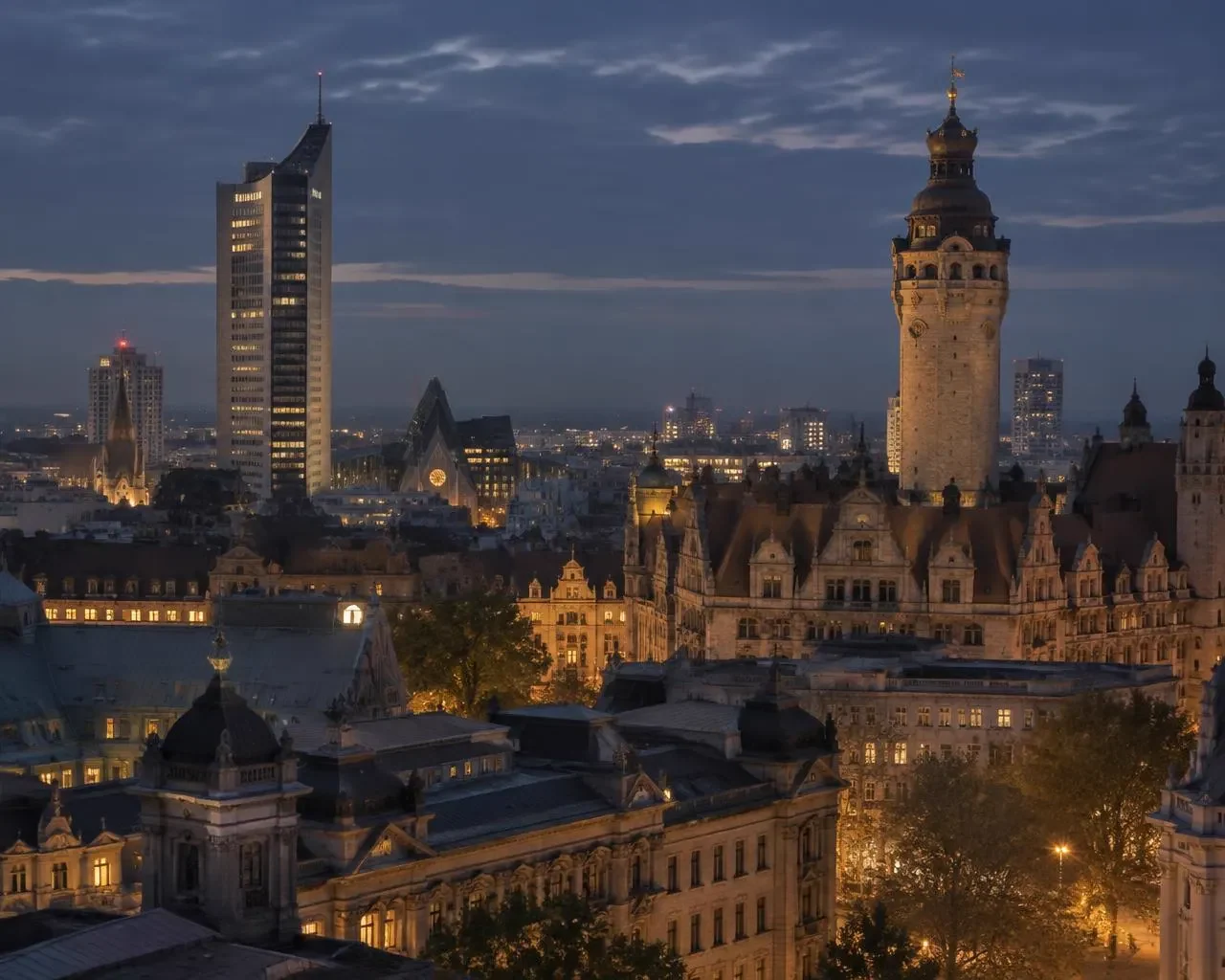 Leipziger Innenstadt bei Nacht mit City-Hochhaus und Neuem Rathaus
